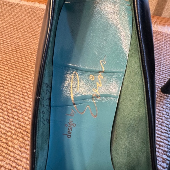 VINTAGE BLACK LEATHER PUMPS - Picture 2 of 10